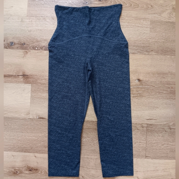 SPANX Pants - Spanx Capri Leggings Size Medium